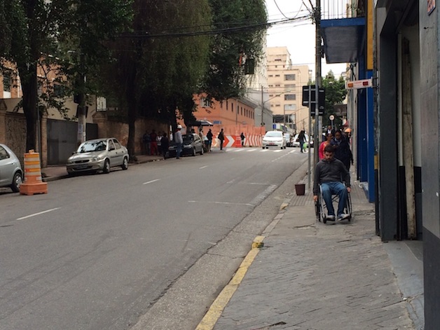 O que aconteceu quando passei um dia andando de cadeira de rodas por SP